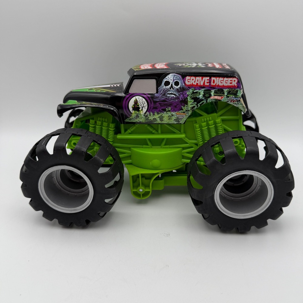 Grave Digger Monster Truck Toy Green‎ 1:24 Scale Black Vehicle Collectible